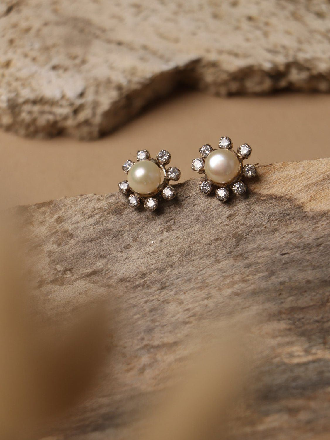 Shelldew earrings, with Zircon and Pearl stones in white, 0.4-inch