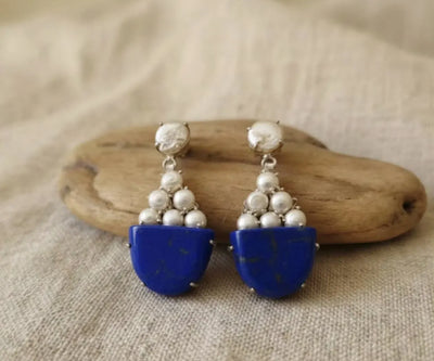 Contemporary Ziva earrings with Lapis Lazuli and Pearl in blue and white.