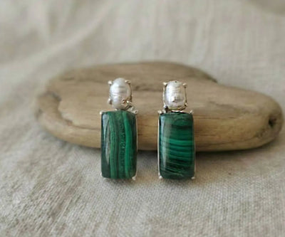 Refined Rei earrings detailed with Pearl and Malachite in green and white.