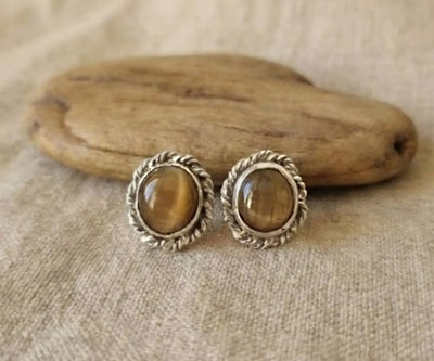 Classic Rihan earrings made with Cateye in brown.