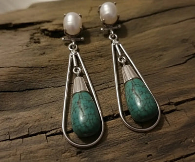 Contemporary Reem earrings with Pearl and Turquoise in white and blue.