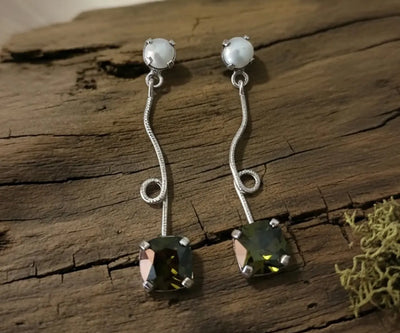 Classic Moss earrings made with Pearl and Quartz in green and white.