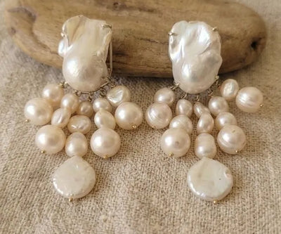 Contemporary Lyra earrings with Pearl and Mother of pearl in white.
